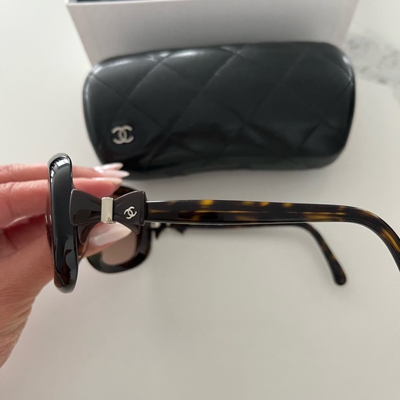 Chanel bow sunglasses comes with case and box - Picture 3 of 4